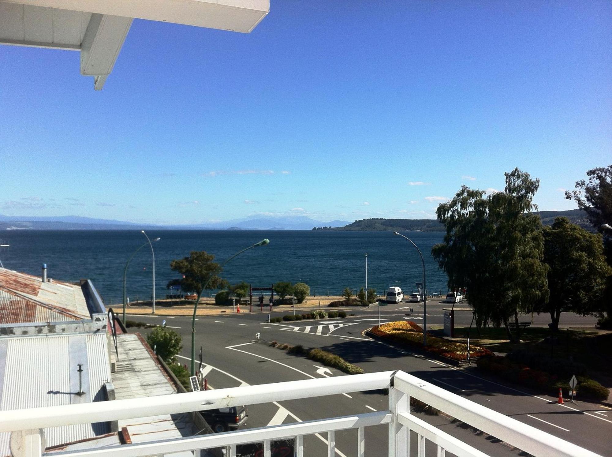 Based By The Lake Taupo Luaran gambar